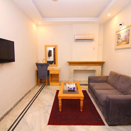 Premier Inn Mall Lahore Extérieur photo