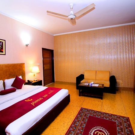Premier Inn Mall Lahore Extérieur photo