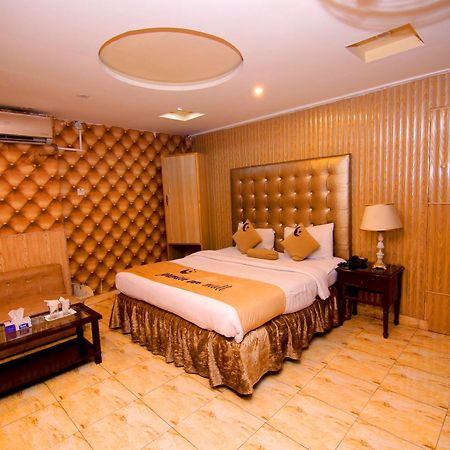 Premier Inn Mall Lahore Extérieur photo