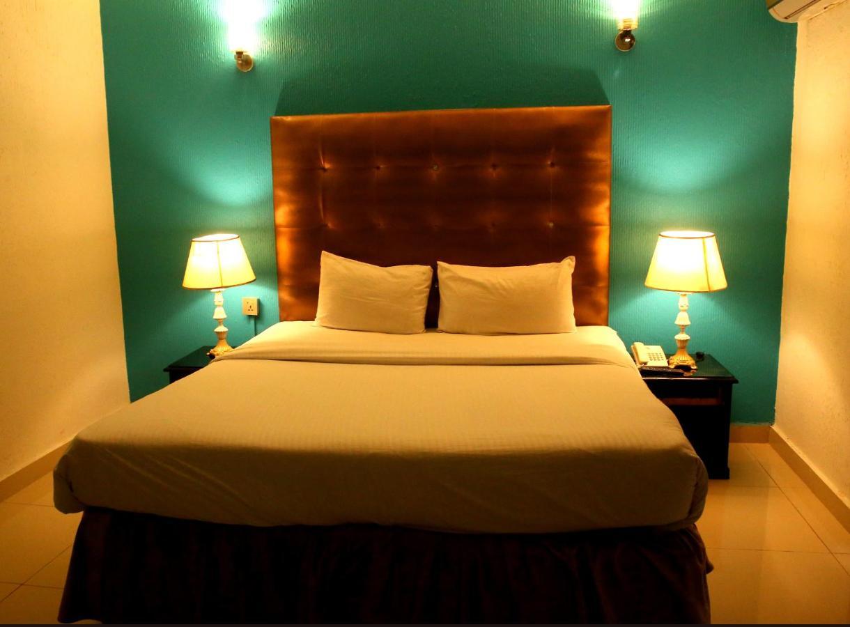 Premier Inn Mall Lahore Extérieur photo