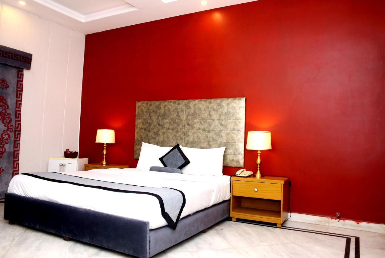 Premier Inn Mall Lahore Extérieur photo