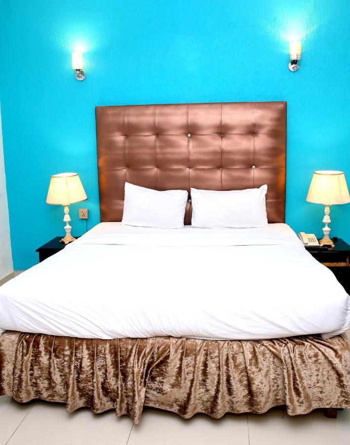 Premier Inn Mall Lahore Extérieur photo