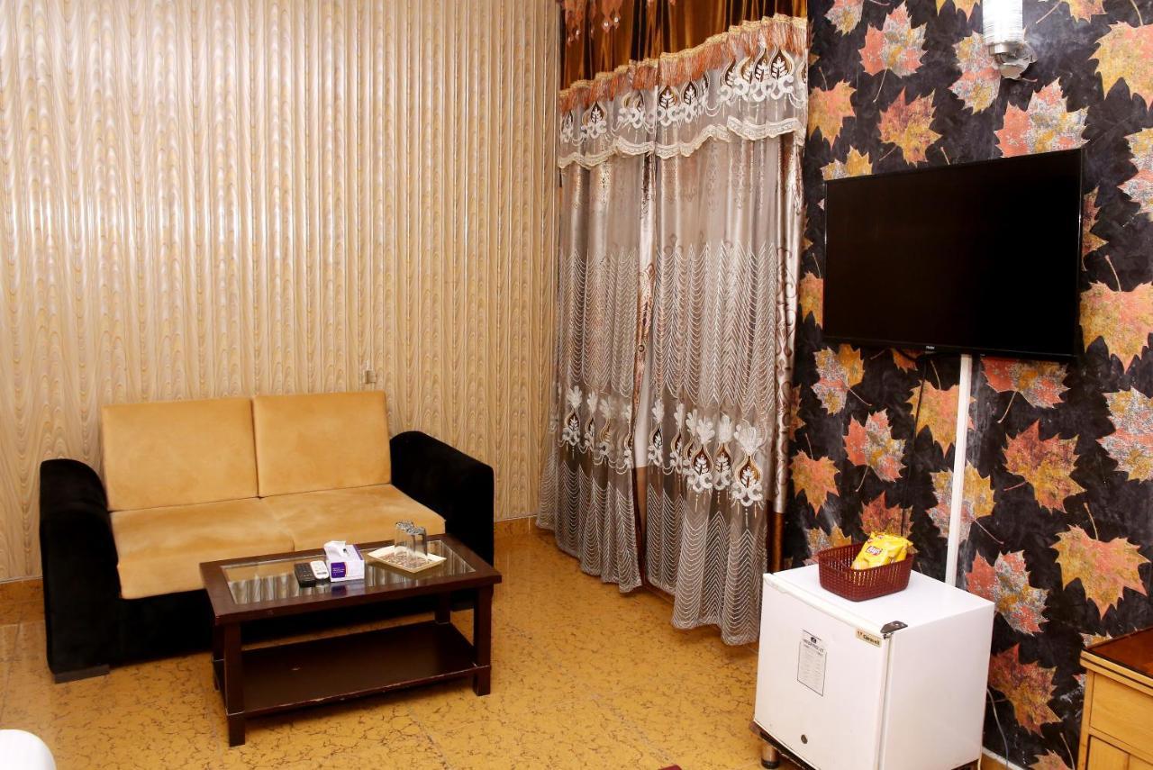 Premier Inn Mall Lahore Extérieur photo