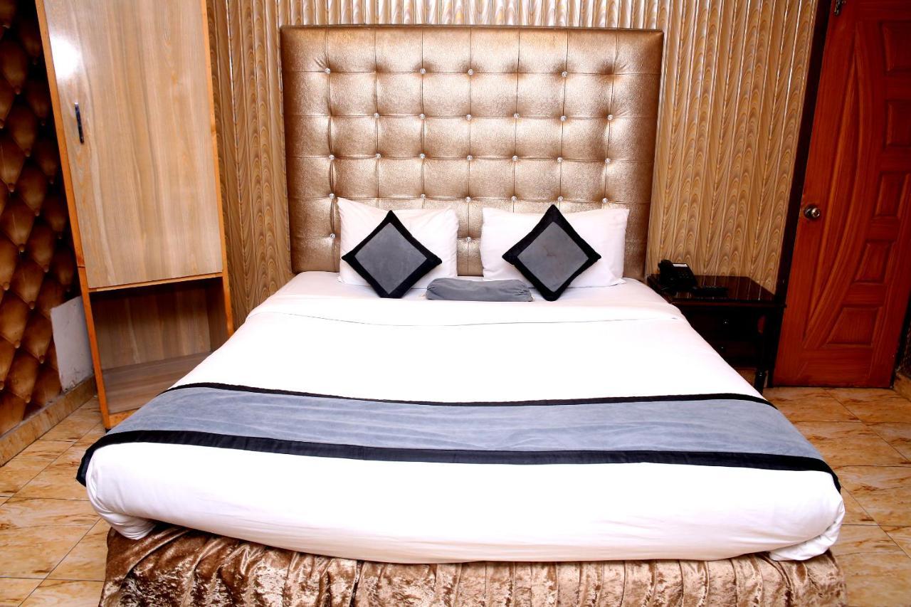 Premier Inn Mall Lahore Extérieur photo
