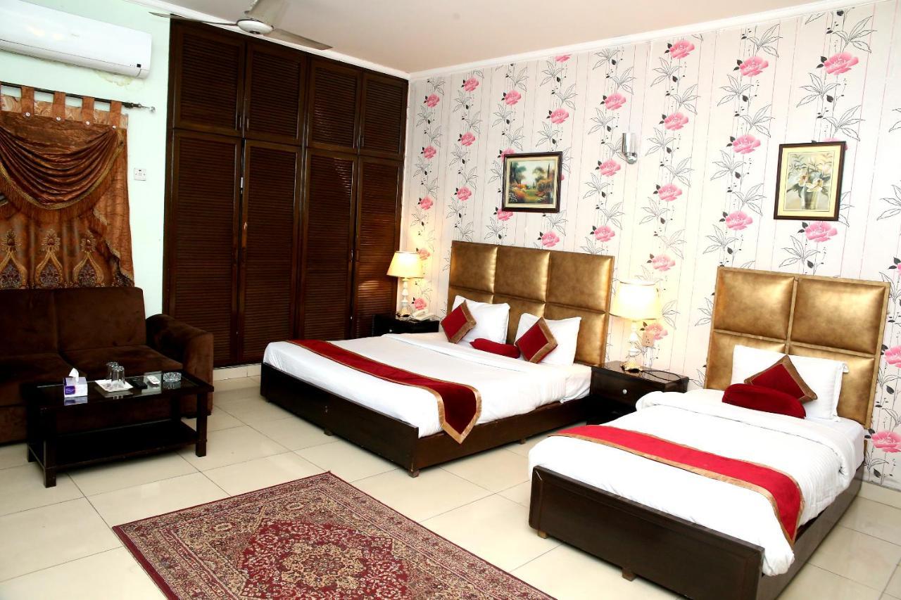 Premier Inn Mall Lahore Extérieur photo