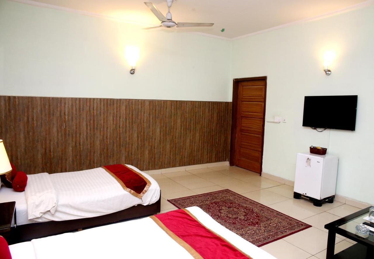 Premier Inn Mall Lahore Extérieur photo