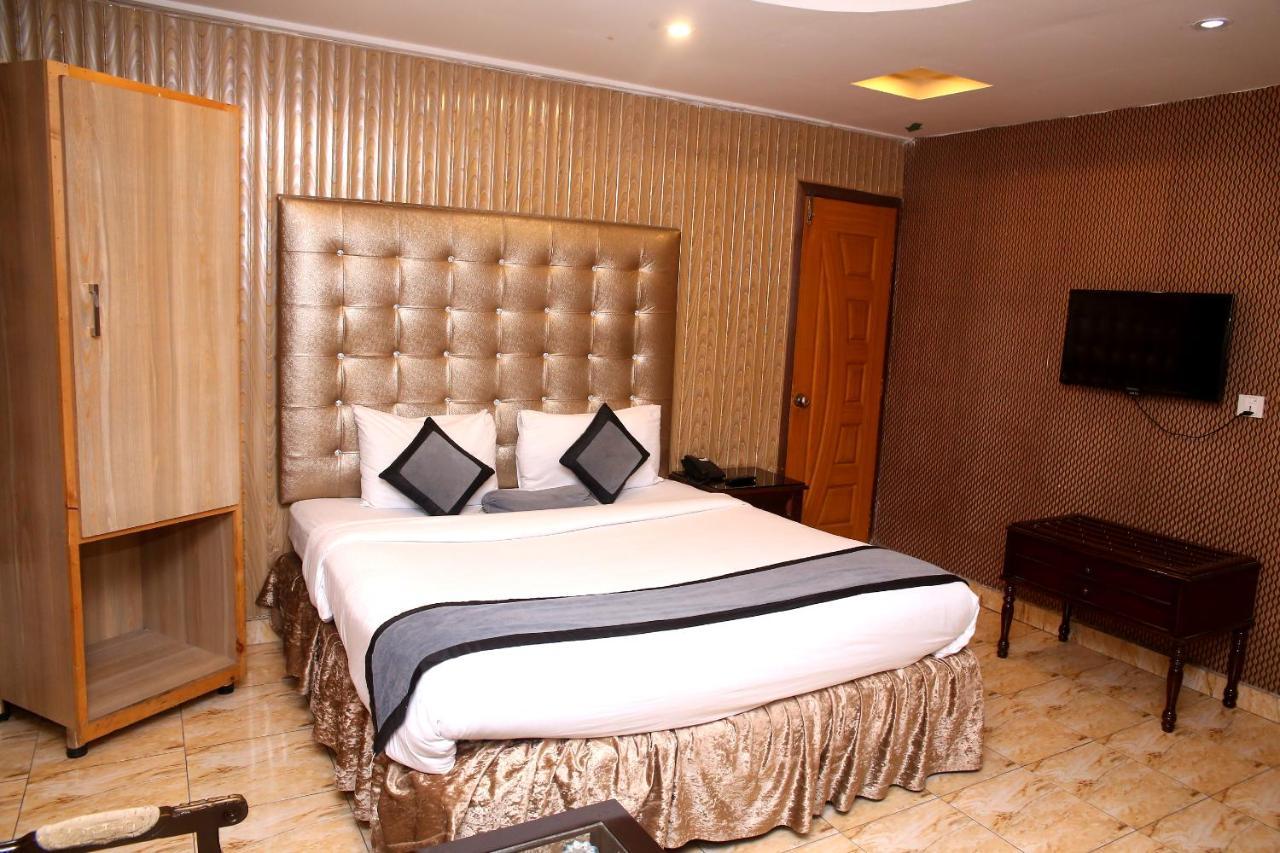 Premier Inn Mall Lahore Extérieur photo