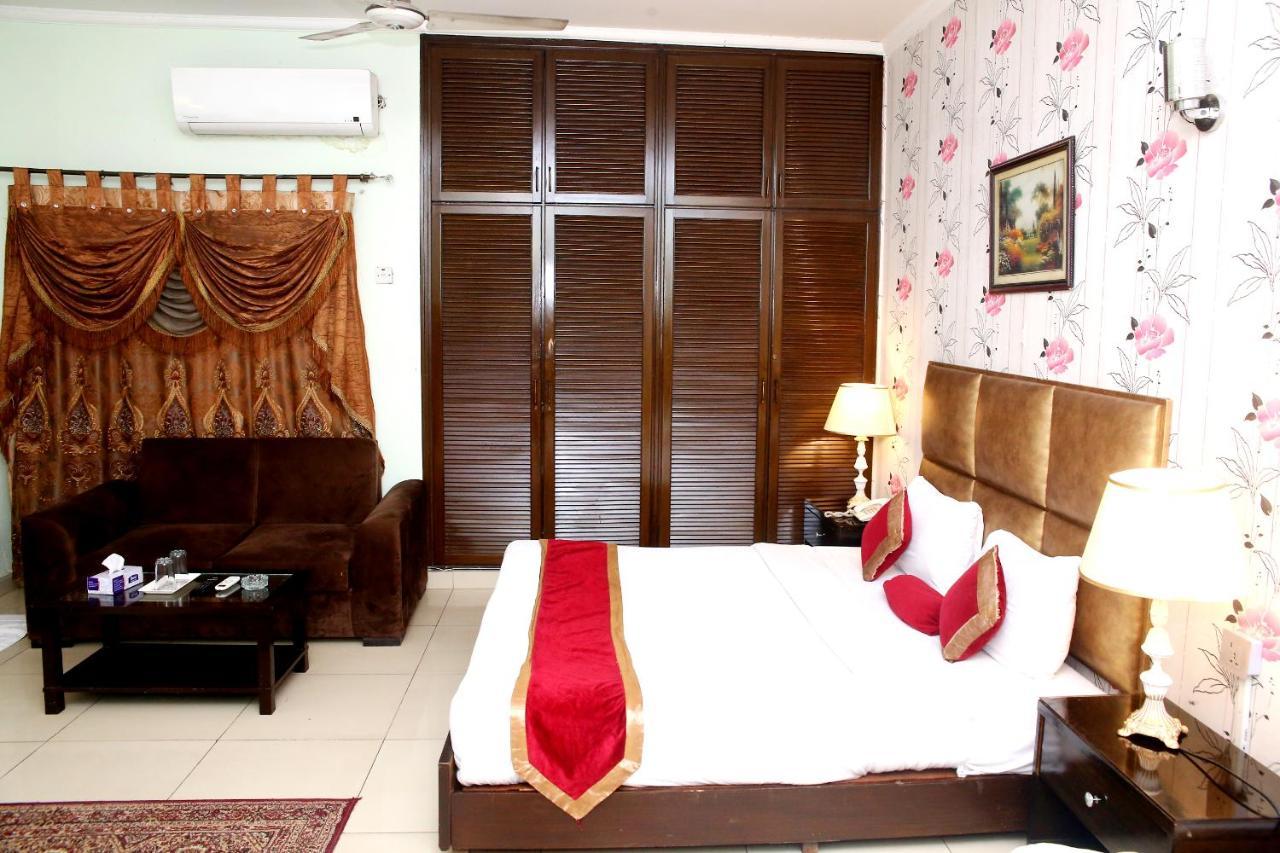 Premier Inn Mall Lahore Extérieur photo