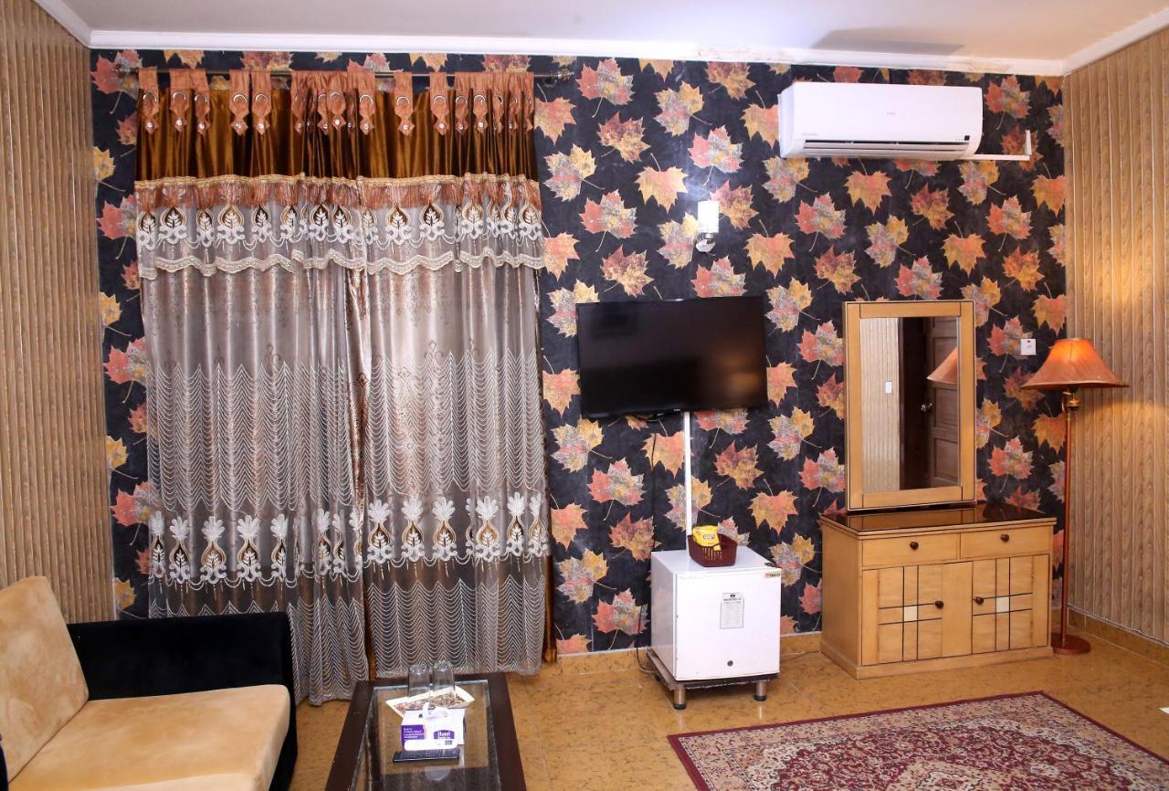 Premier Inn Mall Lahore Extérieur photo